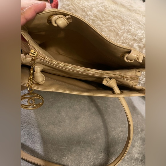❤️SOLD❤️ Auth Vintage CHANEL Beige Lambskin Chevron Shoulder Bag with 24K GHW - Picture 6 of 9